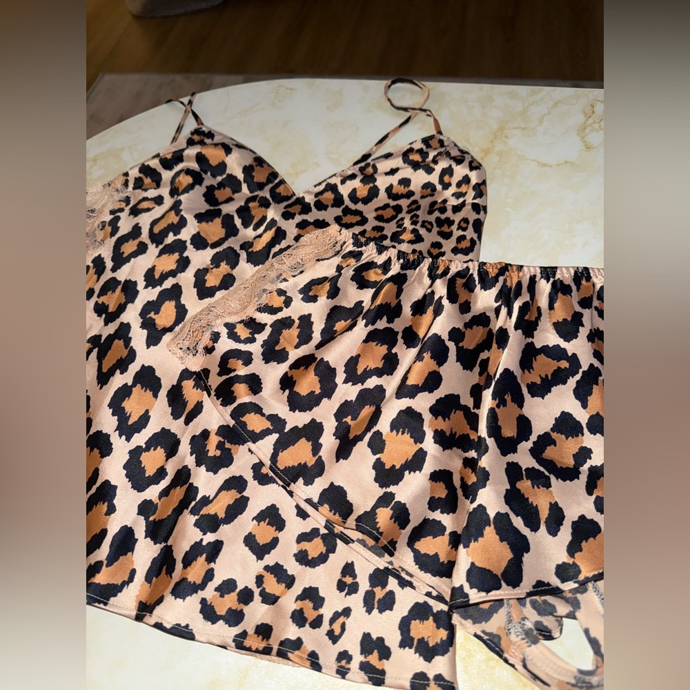 🏷️ 🛍️ NWOT Victoria’s Secret Leopard Lace Cami Two-Piece Satin Sleep Set 🏷️ 🛍️
